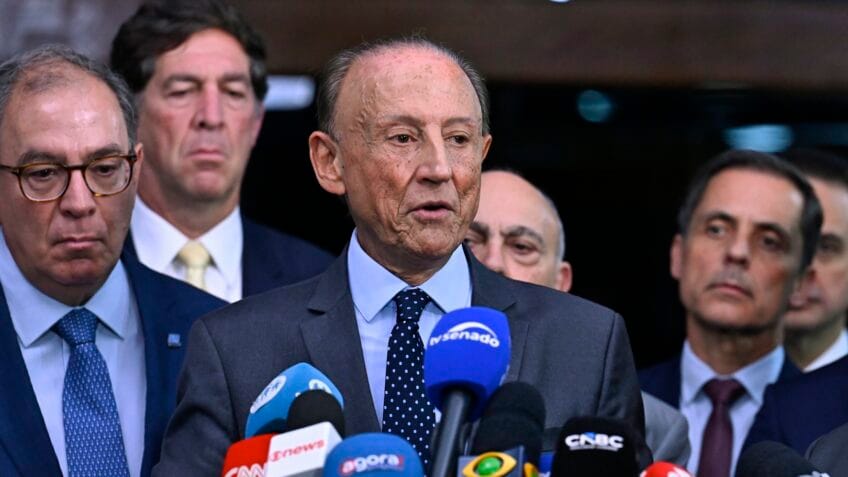Ninguém falou em paralisar a discussão. O que precisamos é não ter pressa