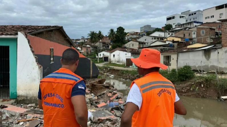 Pernambuco tem diversos desabamentos por causa de fortes chuvas no dia 1º de maio