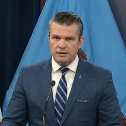 Plano dos EUA para guiar navios por Ormuz é temporário, diz Hegseth