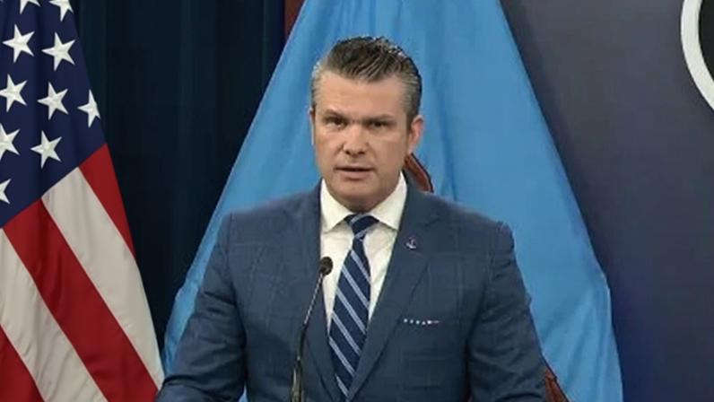 Secretário de Guerra dos EUA, Pete Hegseth, realiza uma coletiva de imprensa na Sala de Imprensa do Pentágono