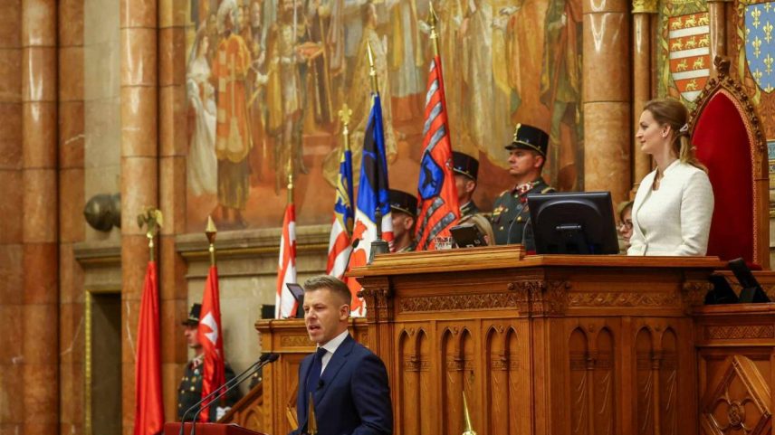 Peter Magyar discursa no Parlamento após se tornar o novo primeiro-ministro da Hungria 9 de maio de 2026 - Reuters