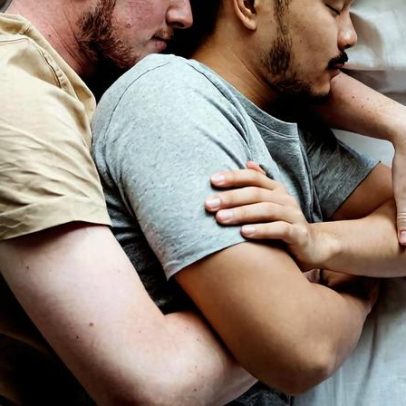 Dormir de conchinha pode proteger a relação, aponta estudo