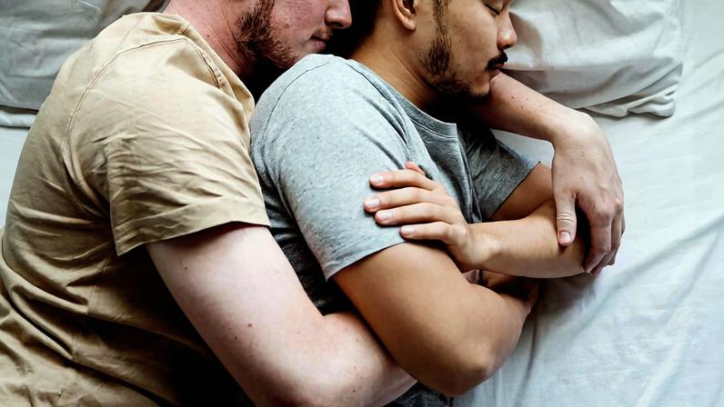 Casal na cama de ladinho