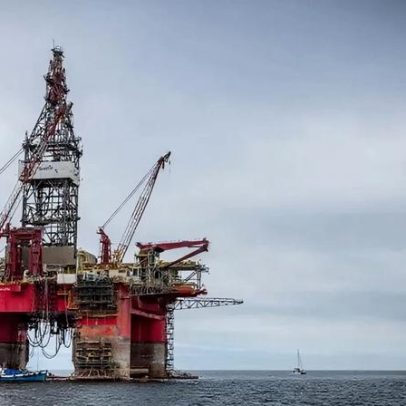 Petróleo abre a semana abaixo de US$100 com negociação EUA-Irã