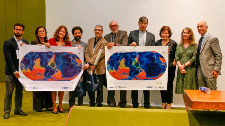 O presidente do IBGE, Marcio Pochmann (à direita, de paletó cinza e sem gravata), segura o novo mapa-múndi "descolonizado" produzido pelo instituto. (Foto: Thiago Antunes / IBGE)