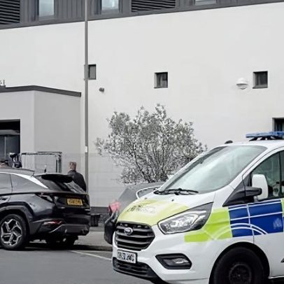 Duas pessoas presas por fogo a memorial em bairro judaico de Londres
