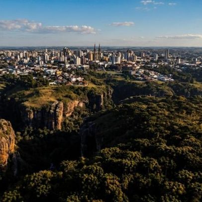 Cidade com chão de 300 milhões de anos e noites de chope escuro