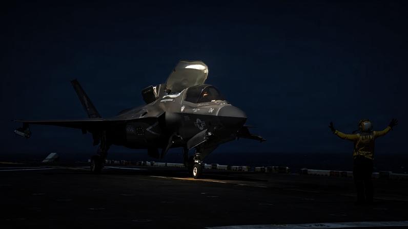 Caça furtivo F-35B do Corpo de Fuzileiros Navais pousa no convés do USS Tripoli durante a travessia do Mar Arábico (Foto: Reprodução do X/@@CENTCOM)