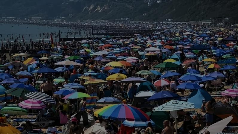 Banhistas lotam praia de praia de Bournemouth, na Inglaterra. Reino Unido tem dia mais quente já registrado para o mês, 25 de maio de 2026