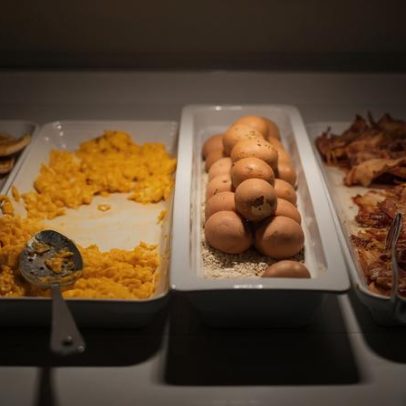 Ovos em pó e máquinas de waffle: o destaque do café da manhã gratuito em hotéis