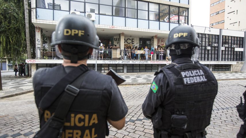 Polícia Federal acompanha desocupação do prédio do DCE da UFPR em 2015, quando estudantes também ocuparam o espaço; agora o movimento se repete, com uma semana de ocupação completada nesta quinta-feira (21). (Foto: Brunno Covello/Gazeta do Povo)