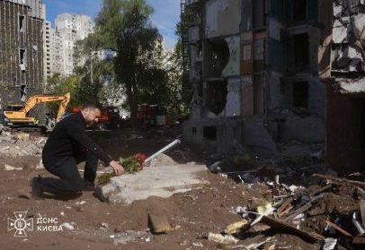 Zelensky exige punição à Rússia após ataque que atingiu prédio e matou 24