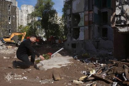 Presidente da Ucrânia, Volodymyr Zelenskiy, presta homenagem a mortos em um prédio de Kiev 15 de maio de 2026