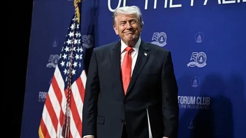 Presidente dos EUA, Donald Trump, chega para discurso do Forum Club of the Palm Beaches, na Flórida