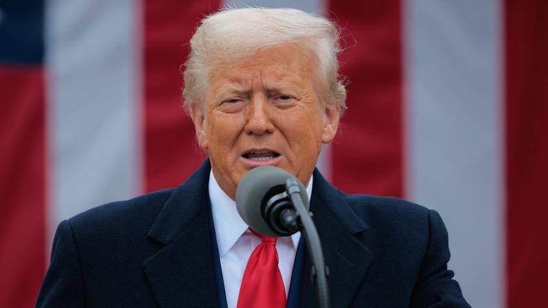 Presidente dos EUA, Donald Trump, fala durante um evento de anúncio comercial "Make America Wealthy Again" no Rose Garden na The White House Metrópoles 1