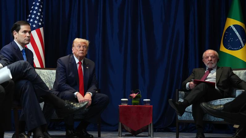 Presidente dos EUA, Donald Trump, se reúne bilateralmente com o presidente do Brasil, Luiz Inácio Lula da Silva, no Centro de Convenções de Kuala Lumpur Malásia Metrópoles