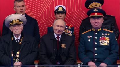 Presidente russo, Vladimir Putin, assiste a vídeos de equipamentos militares exibidos na Praça Vermelha durante o desfile reduzido do Dia da Vitória