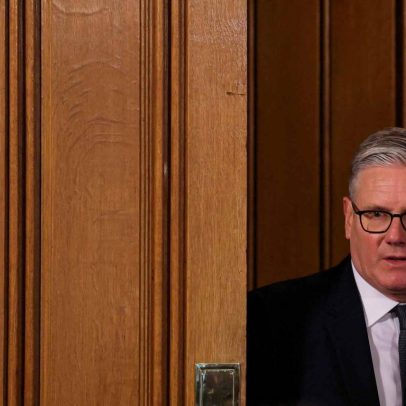 Premiê britânico enfraquecido por eleições locais é desafiado por ex-ministra