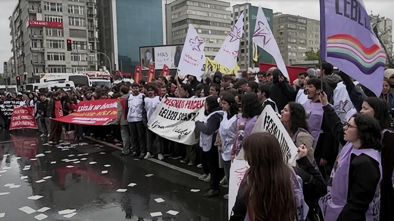 Manifestantes em mobilização do Dia do Trabalho, em Istambul