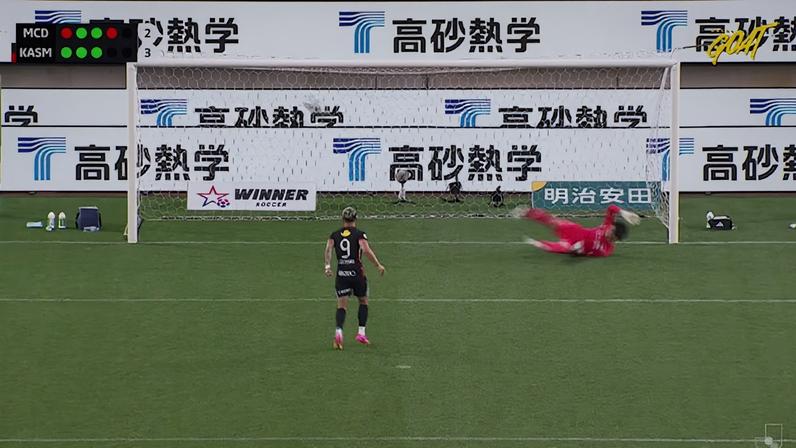 Leonardo Pereira marca pênalti espetacular em shootout contra Machida Zelvia