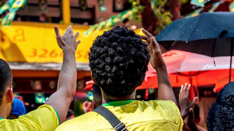 Torcedores brasileiros assistindo ao jogo do Brasil na Copa do Mundo 2022 na praça da Savassi em Belo Horizonte