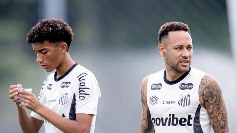 Neymar durante treino do Santos