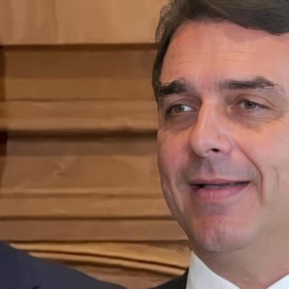 Flávio Bolsonaro, pré-candidato, reúne-se com Trump na Casa Branca