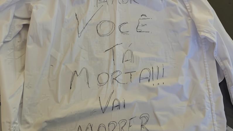 O suspeito deixou uma camisa com escritos ameaçadores