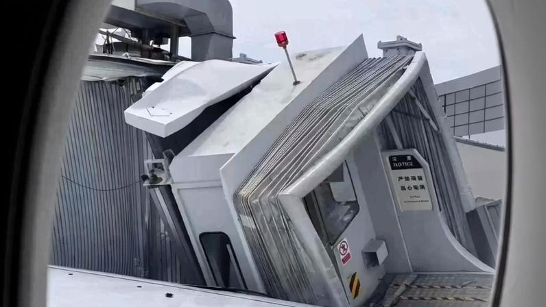 De dentro do avião, passageiro registra momento do impacto com a ponte de embarque