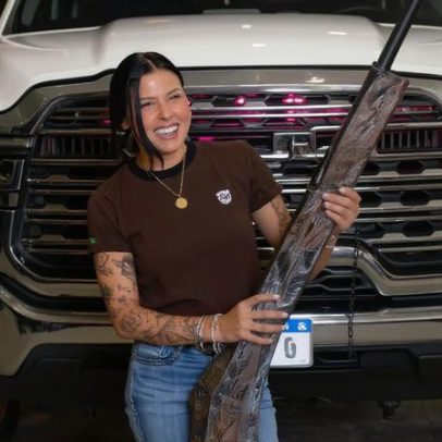 Ana Castela recebe luminária gigante em formato de espingarda