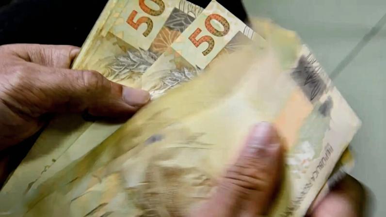 Em 2025, 47,8% dos brasileiros (101,6 milhões de pessoas) obtinham renda mensal com trabalho