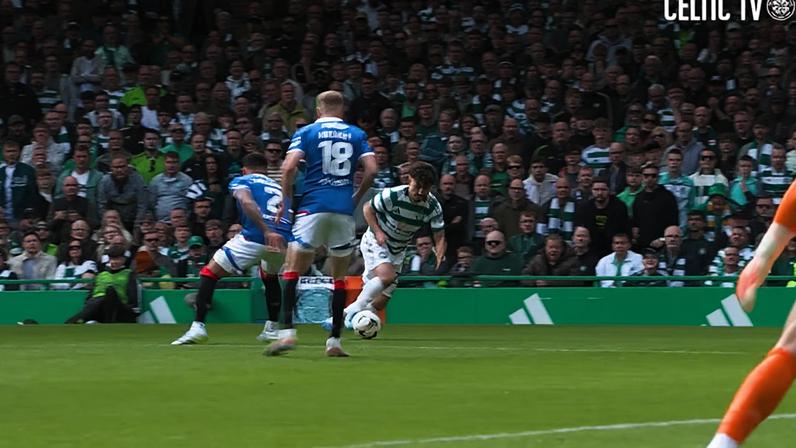 Confira este ângulo na beira do campo do gol de bicicleta de Daizen Maeda contra o Rangers, na vitória do Celtic por 3 a 1 no clássico.
