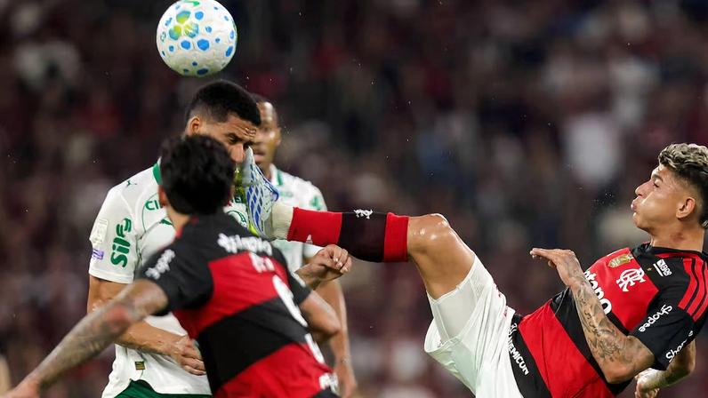 Colombiano do Flamengo recebeu vermelho aos 20 minutos do primeiro tempo, situação que proporcionou ao Palmeiras condições de vencer por 3 a 0 no Maracanã