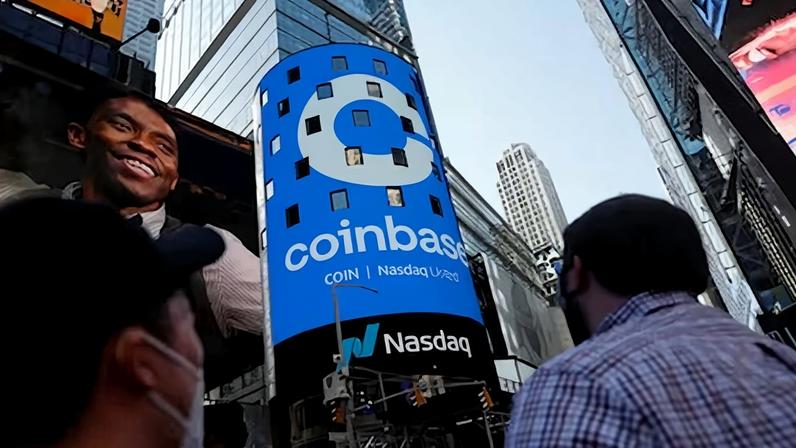 El logo de Coinbase en Times Square en Nueva York.
