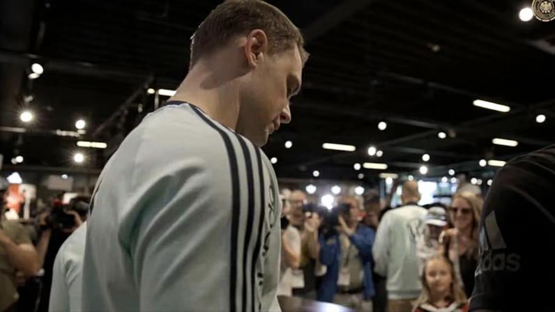 Veja os bastidores da seleção da Alemanha e o momento em que o goleiro Manuel Neuer atende os fãs com fotos e autógrafos.