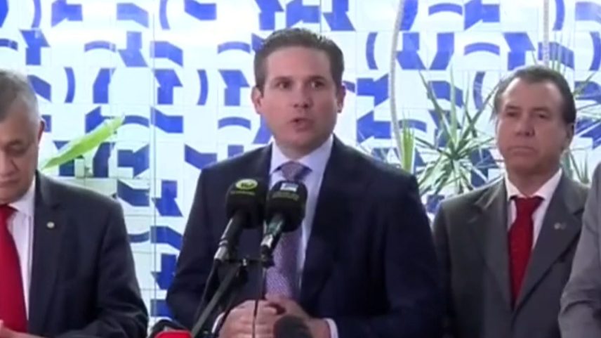 Hugo Motta garantiu o fim da escala 6x1 durante entrevista coletiva nesta segunda (25)