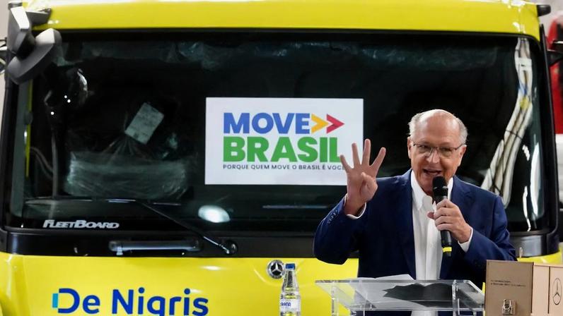 O vice-presidente Geraldo Alckmin durante anúncio do programa para financiamento de ônibus e caminhões