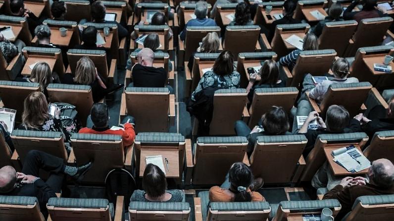 Manifesto de professores reacende o debate: sem garantias ao dissenso intelectual, universidades públicas aprofundam a percepção de fechamento ideológico e corroem sua própria legitimidade