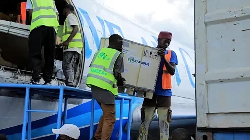Quase sete toneladas de suprimentos e equipamentos médicos de emergência, juntamente com uma equipe de 35 especialistas da OMS e do Ministério da Saúde da RDC, chegaram a Bunia, vindos de Kinshasa, para apoiar a linha de frente no combate ao Ebola na província de Ituri, em 17 de maio de 2026