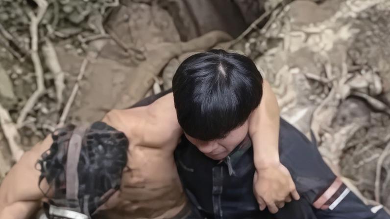 Voluntários ajudam homens que escaparam de caverna no Laos após ficarem presos por mais de uma semana