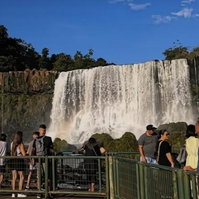Mãe e filho visitam Foz do Iguaçu entre Cataratas e a maior obra de engenharia
