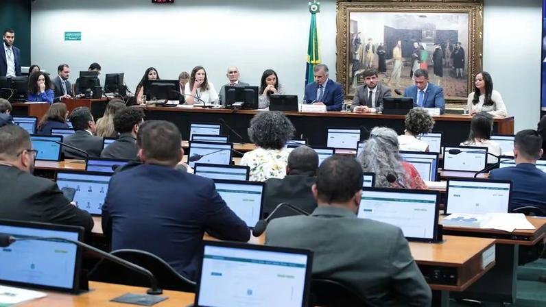 Texto propõe que jovens de 16 e 17 anos passem a responder como adultos e a ficar em presídios