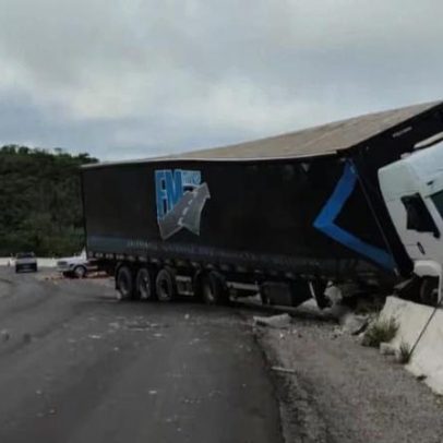 Trecho da BR-230 fica bloqueado após caminhão perder controle na Paraíba