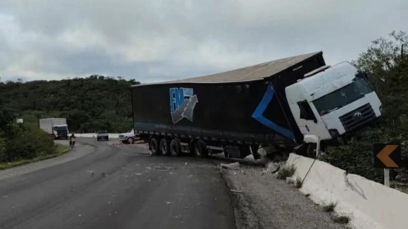 BR-230 tem trecho parcialmente bloqueado após caminhão perder controle, na Paraíba