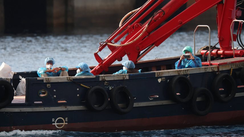 Turistas desembarcam na Espanha após surto de hantavírus em navio