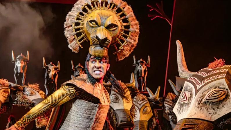 Cena do musical 'O Rei Leão', montado em São Paulo em 2023 e 2024