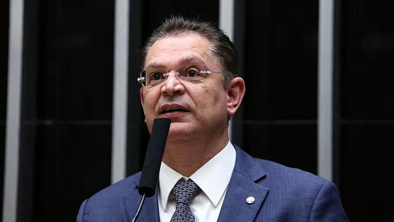 O líder do PL defende redução gradual do limite de horas de trabalho