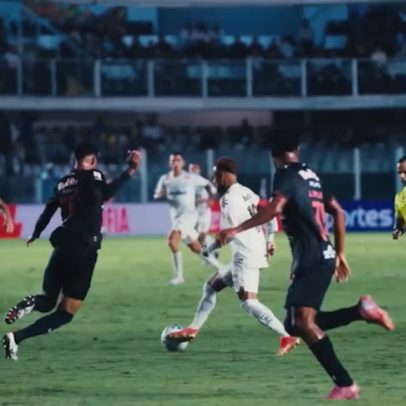 Neymar faz gol pelo Santos contra o Bragantino na Vila Belmiro
