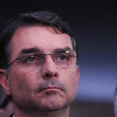 Flávio Bolsonaro reafirma intenção de manter candidatura