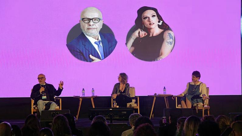Marcelo Tas e Rita Von Hunty, no painel mediado por Paula Taitelbaum, na São Paulo Innovation Week